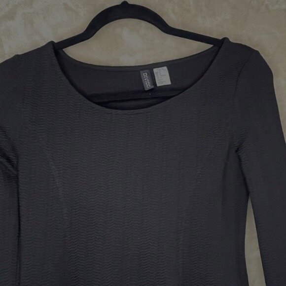 DIVIDED BABYDOLL Black Long Sleeve Top Subtle Chevron Peplum Scoop Neckline - Picture 2 of 9